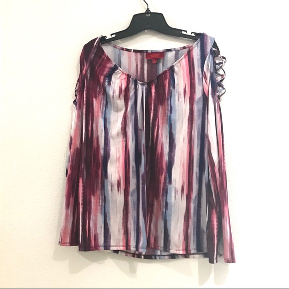 Jennifer Lopez Tops - 💚3/$25 Jennifer Lopez Cold Shoulder Blouse